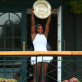 Serena Williams arată publicului trofeul de la balconul Terenului Central // FOTO Guliver/GettyImages
