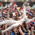 Lewis Hamilton e purtat pe brațe de fani după victoria de la Silverstone // FOTO Reuters