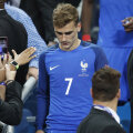 Griezmann, ce suferință! Parcă ascunde medalia, strângând-o în mâna dreaptă // FOTO Reuters