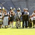 Ancelotti prezintă perechea de Lederhosen (pantaloni de piele) pe ritmuri bavareze // Foto: Reuters
