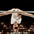Nadia sfidează gravitația la paralele inegale, evoluând în proba pe echipe de la JO 1976 // Foto: AFP