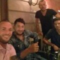 Fl. Costea și Dina, completați de fostul lor coechipier Ovidiu Dănănae, au "studiat" propunerea Vâlcei la o bere, pe terasă. foto: facebook