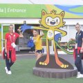 Eliza Samara, Bernie Szocs și
Daniela Dodean-Monteiro au
pozat alături de mascota de la Rio
FOTO Cristi Preda (Rio de Janeiro)