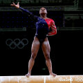 Simone Biles dominând bârna, deși are doar 1,42 m // FOTO Guliver/GettyImages