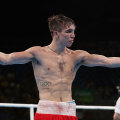 Irlandezul Michael Conlan nu s-a sfiit să arate semne obscene celor care l-au nedreptăţit // Foto: Getty Images