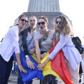 Cu tricolorul fluturând, campioanele olimpice transmit un mesaj celor de acasă // Foto: Cristi Preda