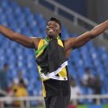 Bolt a trăit momentul victoriei de vineri noapte învăluit în steagul jamaican // Foto: Cristi Preda