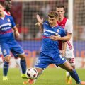 Andreas Calcan, mic (1,72 m) și puternic, rezistă marcajului dur făcut de Viergever, stoperul lui Ajax // FOTO Guliver/GettyImages