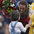 Simona Gherman și fetița sa Teodora pe pista aeroportului "Henri Coandă" // FOTO Raed Krishan