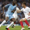 Ovidiu Popescu a dat aseară piept cu puternicul Yaya Toure // Foto: Reuters