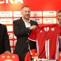 Iordănescu jr, prezentând tricoul sofiot. E încadrat de Stoicikov și Plamen Markov // Foto: sportal.bg