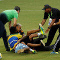 Puștiul din Manaus îl aruncă în iarbă pe Neymar // Foto Reuters