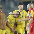 La finalul partidei, Săpunaru a fost printre primii care au ținut să-l consoleze pe Stanciu // Foto: Alex Nicodim