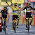 Chris Froome (în galben), învingătorul din Turul Franţei 2016, trece linia de sosire alături de coechipierii de la Sky // FOTO Reuters
