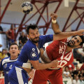 Duel între pivoți, iranianul Mousawi și românul Marius Novanc, câștigat de dinamovist doar prin prisma scorului // FOTO Raed Krishan
