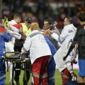 Momentul în care Bătineanu încerca să îl resusciteze pe Ekeng // Foto: Alex Nicodim