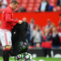 Wayne Rooney scoate mingile din sac pentru încălzirea titularilor lui United // FOTO Guliver/GettyImages