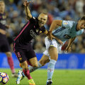 Iniesta (tras de braț de Radoja) n-a înscris al 56-lea său gol catalan // FOTO Reuters