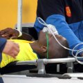 Enner Valencia, pe targă: ochii închiși, masca de oxigen pe figură // FOTO Reuters