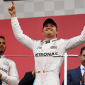 Nico Rosberg sărbătoreşte în prim-plan, Lewis Hamilton îşi salută fanii de pe treapta a treia a podiumului // FOTO Guliver/GettyImages