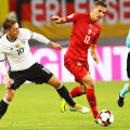 Hațegan urmărește atent duelul Ozil - Pavelka // FOTO Guliver/GettyImages
