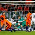 Fundașii olandezi sunt uluiți, dar portarul Stekelenburg își repară greșeala de la gol și salvează un altul ca și făcut. Putea fi 0-2