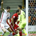 Lewandowski l-a forțat pe Mkoian să dea autogol, marcând 5 goluri în cele 3 meciuri ale grupei // FOTO Reuters