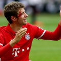 Lovit la arcadă în prima repriză, Muller cade cu fața plină de sânge // FOTO Guliver/GettyImages