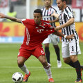 Thiago Alcantara (stânga) e tras de tricou de Huszti, autorul primului gol al gazdelor // FOTO Reuters