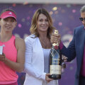 Ilie Năstase (dreapta) și Nadia Comăneci au premiat-o pe Halep în 2014, după ce a câștigat turneul de la București // FOTO Raed Krishan