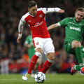 Moți, dreapta, încearcă să blocheze șutul lui Ozil. Inutil