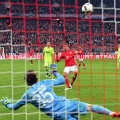 Muller înalță balonul peste buturile lui Augsburg