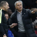Mourinho gesticulează nervos în fața arbitrului de rezervă