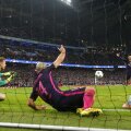 Ilkay Gündogan face 2-1, din pasa cu mâna lipită de corp dată de Agüero, sub privirile disperate ale lui Ter Stegen și Mascherano // FOTO Reuters