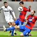 Alexandru Stan (stânga) a bifat aseară primul său meci ca titular în această ediţie de Europa League