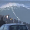 Nazare, locul unde valurile mari se formează pentru că în apropiere, în ocean, există un canion. Aici, germanul Sebastian Steudtner coborând pe un val de 15 m // FOTO Raed Krishan