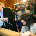 Nadia și Donald Trump semnează pe o bârnă în Trump Tower pe 28 februarie 2005. Cei doi promovau candidatura New York-ului pentru organizarea Olimpiadei din 2012 (a câștigat Londra) // FOTO Guliver/GettyImages