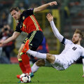 Estonianul Anier, în alb, într-o tentativă acrobatică de a-l deposeda pe Vertonghen