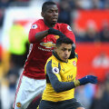 Paul Pogba (Man. United, în roșu), care pare un uriaș lângă Alexis (Arsenal), e cel mai scump transfer all-time: 105 de milioane euro // FOTO Guliver//GettyImages