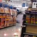 A aprins o petardă într-un magazin şi a declanşat dezastrul! ► Foto: youtube.com