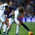 Sezonul trecut, madrilenul Modrici (în alb) și Neymar și-au împărțit victoriile // Foto: Gulliver/GettyImages