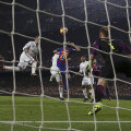 Sergio Ramos (în centru), uitat nemarcat în careu de catalani, înscrie spectaculos. Și se termină 1-1 // FOTO Reuters