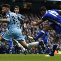 Forță și precizie. Diego Costa, numărul 19, egalează cu toată opoziția lui Otamendi // foto: Reuters