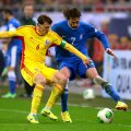 Chiricheș, căpitan mascat al "tricolorilor", într-un duel cu grecul Samaras, în barajul pierdut pentru CM
FOTO Guliver/GettyImages