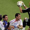 Barthez prinde mingea la înălțime în acea finală. Lângă el, Thuram, Sagnol și Perrotta // FOTO Guliver/GettyImages