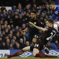Mirallas, tricou albastru, înscrie pentru 2-0 cu toată opoziția lui Clichy (nr. 22) și Stones // Foto: Reuters