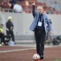 Antrenorul campioanei e obligat să plece din cantonament pentru a se prezenta la procesul cu proprii șefi