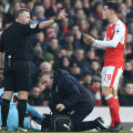 Trimis la vestiare de arbitrul Moss, Xhaka are acum de-a face și cu poliția // FOTO Guliver/GettyImages
