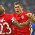 Arturo Vidal și coechipierul său Robert Lewandowski