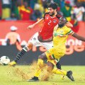 Nu-i fotbal de plajă, ci o
provocare echilibristică în Mali -
Egipt 0-0, la Port-Gentil FOTO AFP